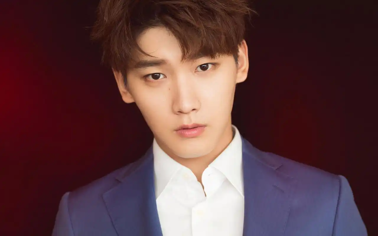 邢昭林帅气西装写真图片桌面壁纸 上一张 下一张 简介 邢昭林帅气西装