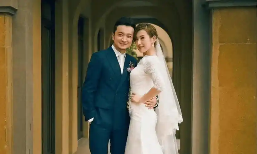 撒贝宁新疆过生日合体老婆!尼格买提现身共舞,不带老婆引争议