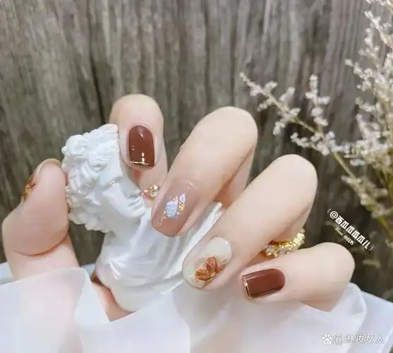 短指甲专场:秋冬温暖治愈&显手白高级质感美甲款式合集