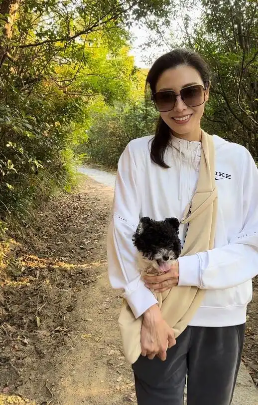 52岁李嘉欣晒素颜照庆妇女节,手背青筋暴起,左手无名指婚戒抢镜