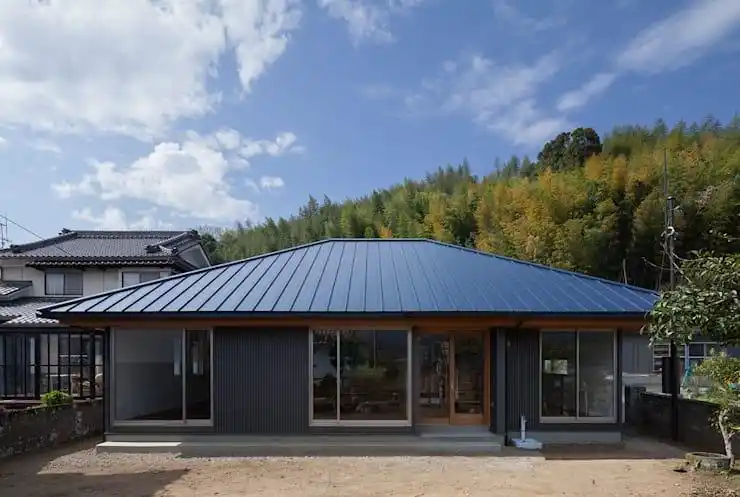 两层楼日式住宅:散发木质魅力与温度的明亮居所