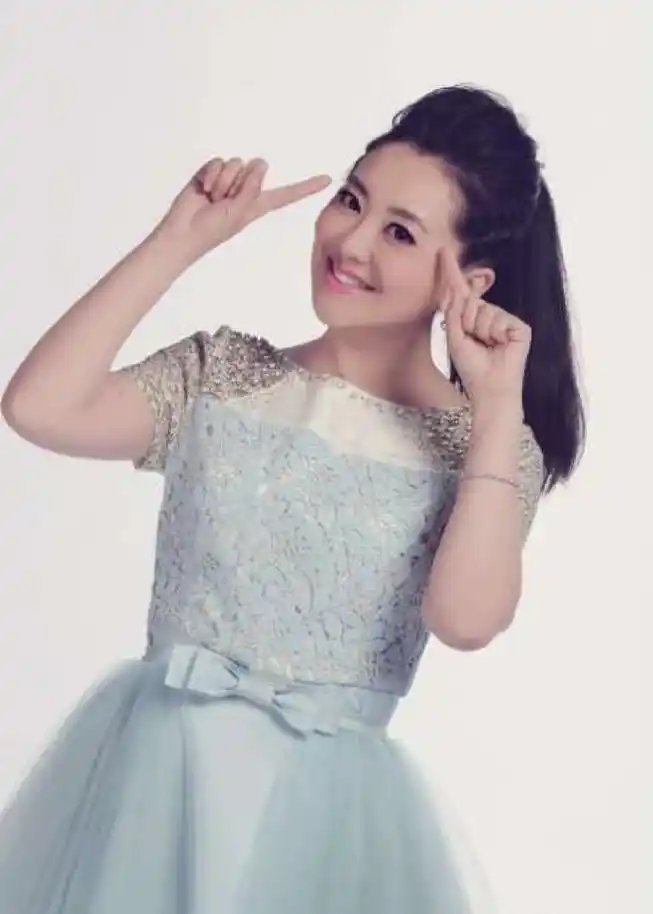 央视主持人月亮姐姐晒2岁儿子近照,她家的窗帘太接地气了