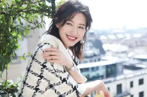 简介:苏青清新时尚旅拍图片,分享一组苏青图片给大家,图中的明星图片