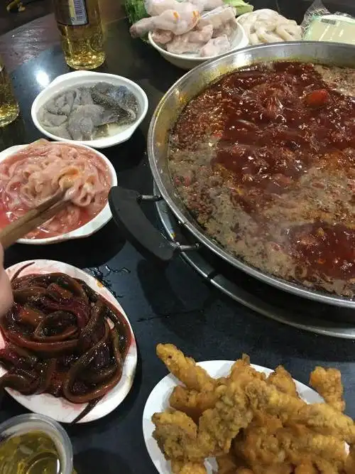 火炉重庆夏日夜,体验在没有空调的街边吃火锅