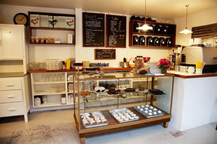 国外蛋糕店门面装修实景图片