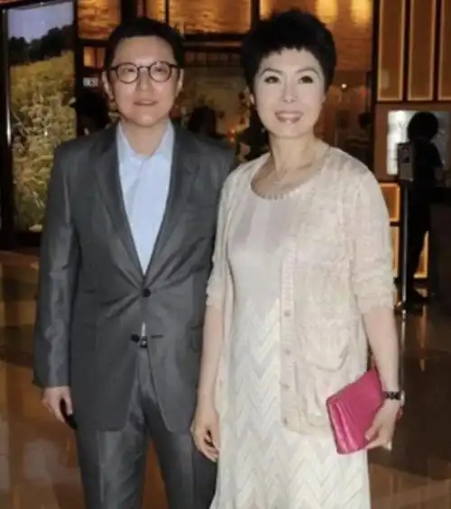 关菊英周伟利61岁关菊英与同性伴侣外游