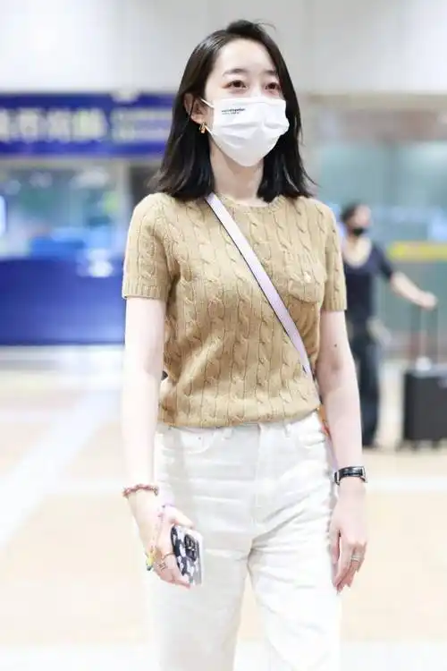 蒋梦婕穿卡其色针织衫搭配白色休闲裤现身机场 - 方物云西北特产信息