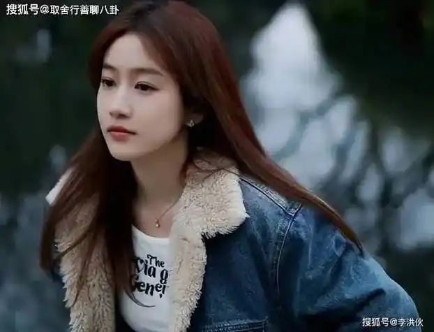 她的演艺生涯始于2005年,14岁她因出演电视剧《女生日记》成功出道.