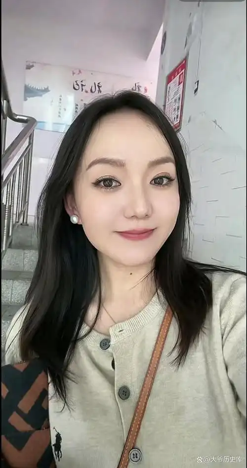 一个钢琴笑了9年的表情包女主人公最终现身首次直播吸引6万人