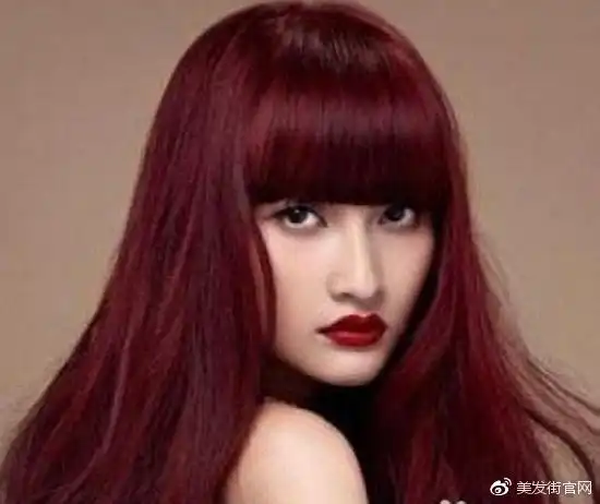 皮肤黑的人适合染什么颜色头发67适合皮肤黑的头发颜色:酒红色这是