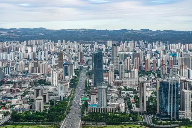太原市是山西省的省会,位于太原盆地北端,是中国重要的能源,冶金,化工