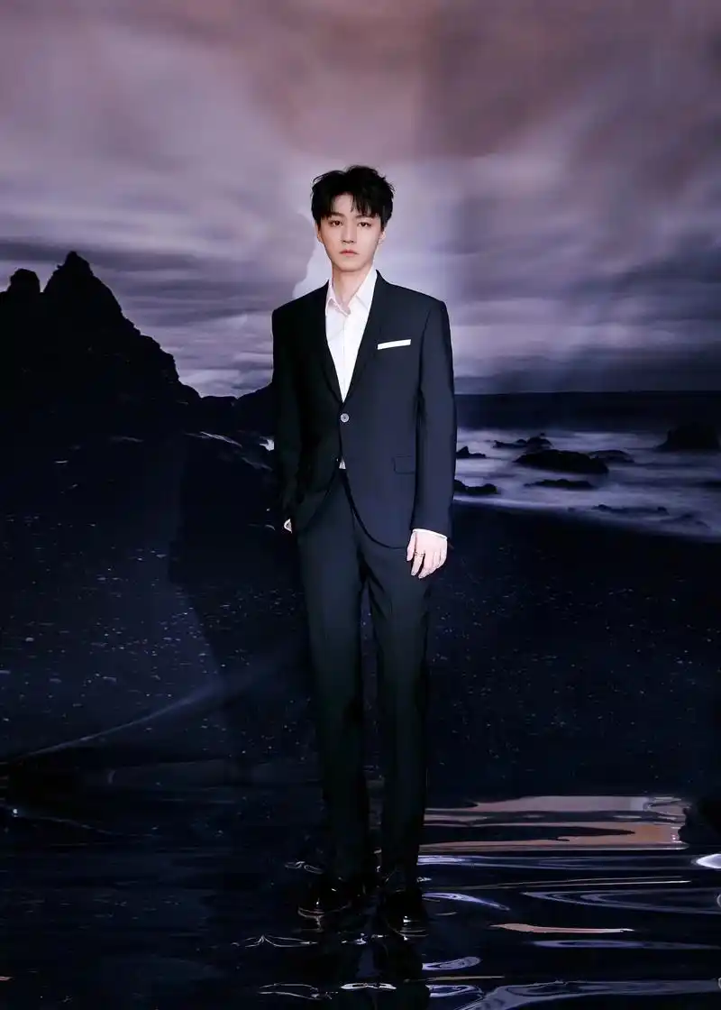 王俊凯 一身黑色西装出席#第30届大学生电影节 如从童话中 - 抖音