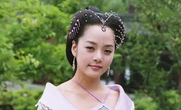 原创41岁蔡琳罕晒儿子近照3岁礼物亲自喂猫超有爱浓密发量惹人羡