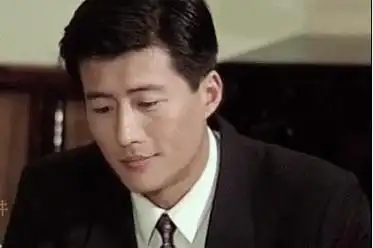 高曙光的演员轨迹是年轻时各种英武,上年纪后转型成"父亲".