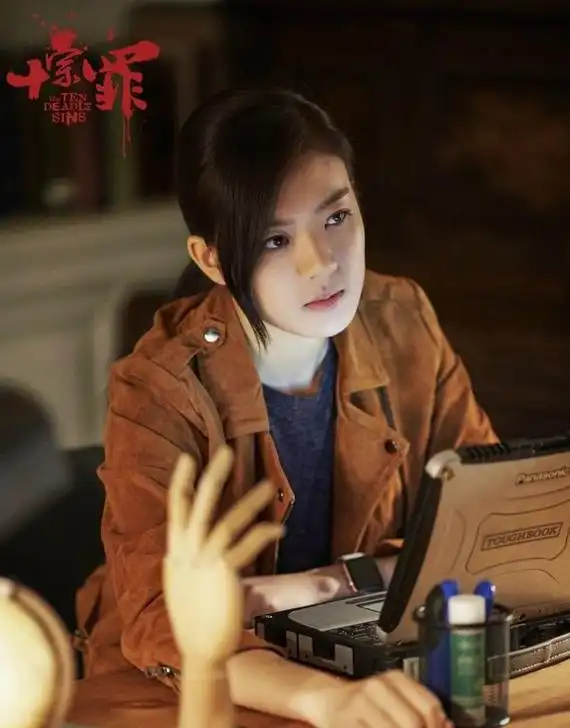 张雅玫在《十宗罪》中霸气持枪姿势,一展苏眉酷帅之中的高冷气场