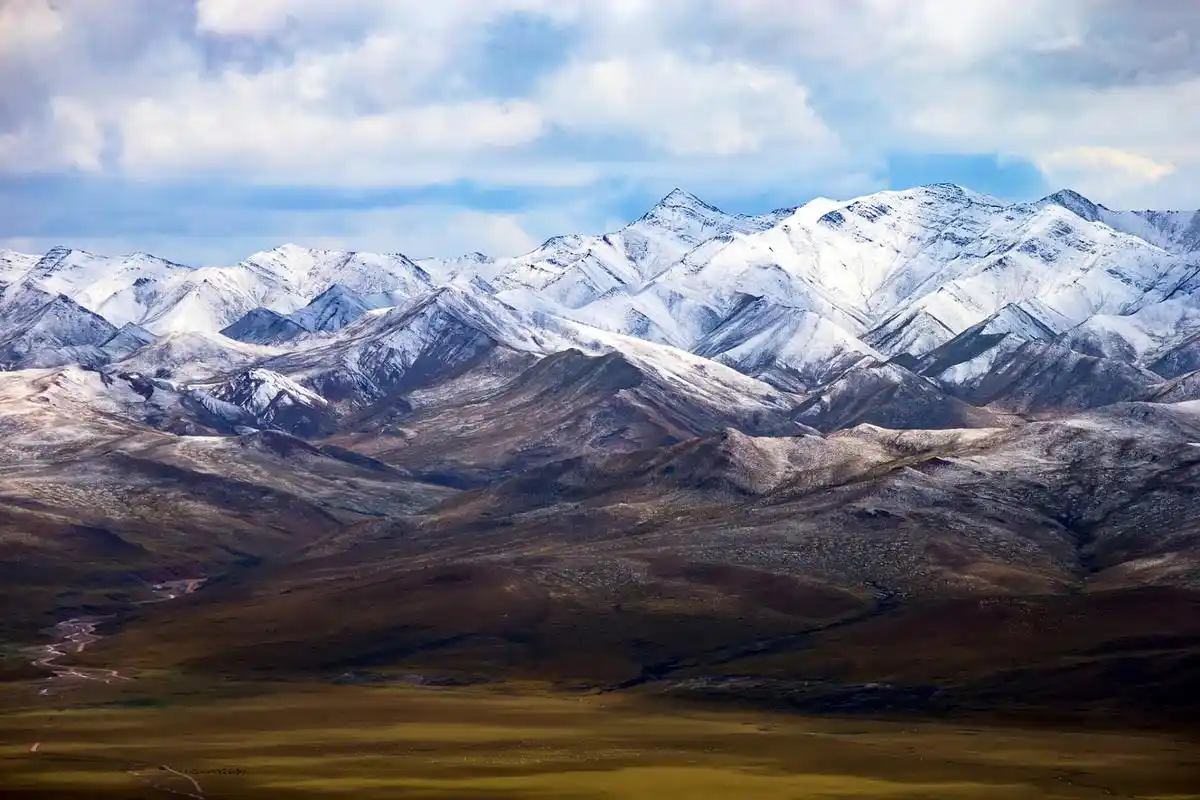新疆托木尔峰如流动的山水画卷# #新疆旅游# 托木尔峰被称为天山狄换