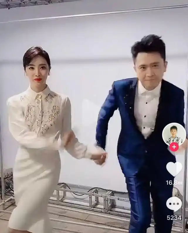 央视主持人杨帆晒近况在豪宅庆妻子40岁生老婆曾因容貌被质疑