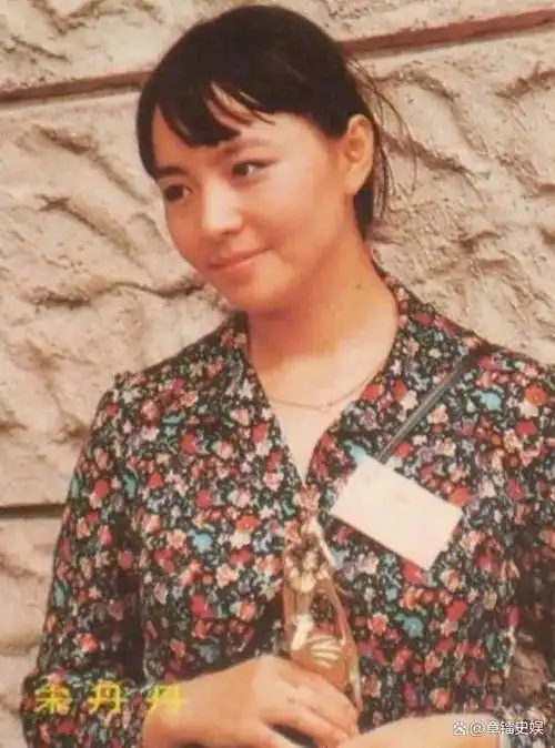 不要小看不修边幅的宋丹丹,当年的她漂亮到倪萍都被比