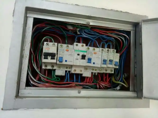 家里有一台空调不能开,这个电闸怎么弄