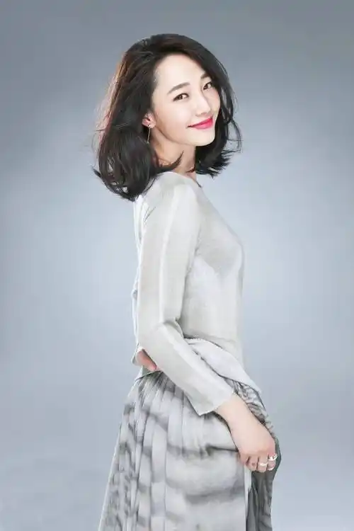 36岁白百何晒素颜照,同行男子身份成谜,戒指抢镜被曝已领证?