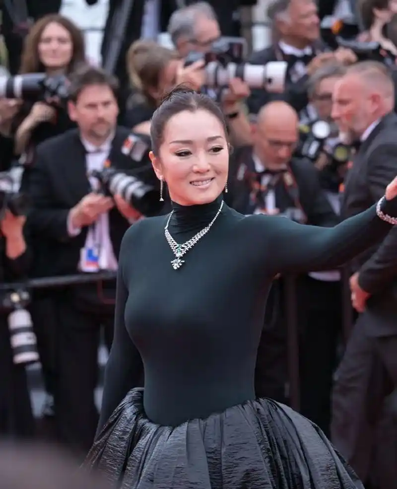 巩俐的戛纳红毯造型,感觉不出美感呢?