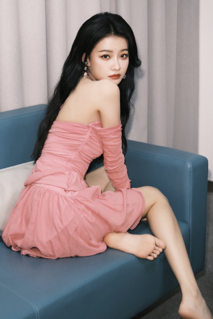 孙怡陪女儿骑自行车#早上好,发一些孙怡美美的照片