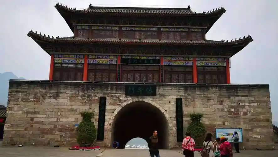 依斗门俗名大南门,是夔州古城五大城门之一.