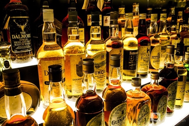最后是酒吧和礼品店的部分,酒吧有350种威士忌可供品尝,感兴趣的同学