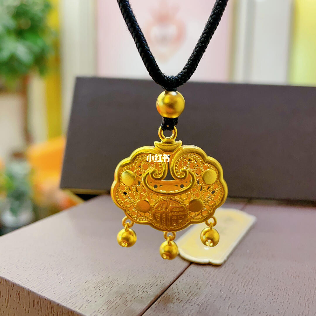 老凤祥藏宝金吊坠