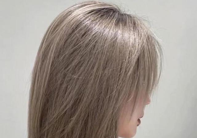 香槟灰漂头发因为香槟灰是一种浅色系的发色,香槟灰是冷色调,会很显白