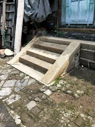 规规正正的砂石台阶.