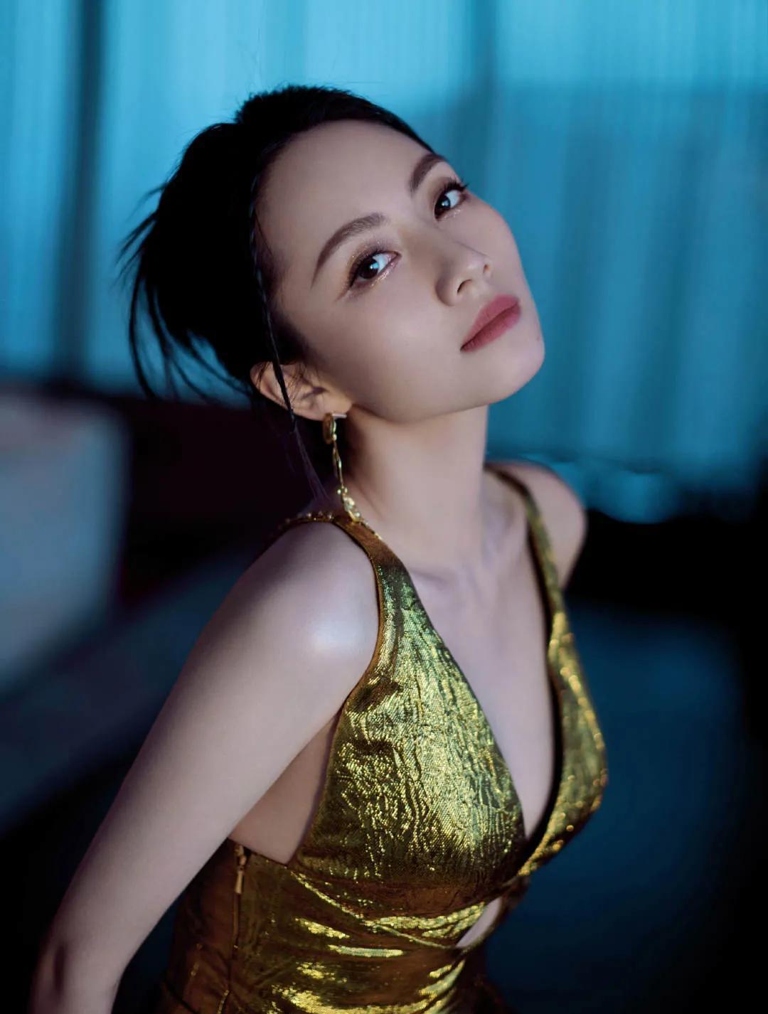 女歌星刘惜君晒新写真,身穿鎏金气质长裙,明艳照人中略带感性_照片_穿