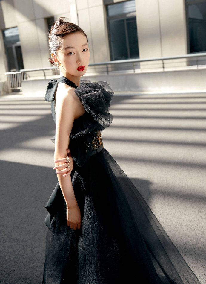 以及在国内外其他各大奖项上收获颇丰的年轻女演员,#周冬雨#一直是一