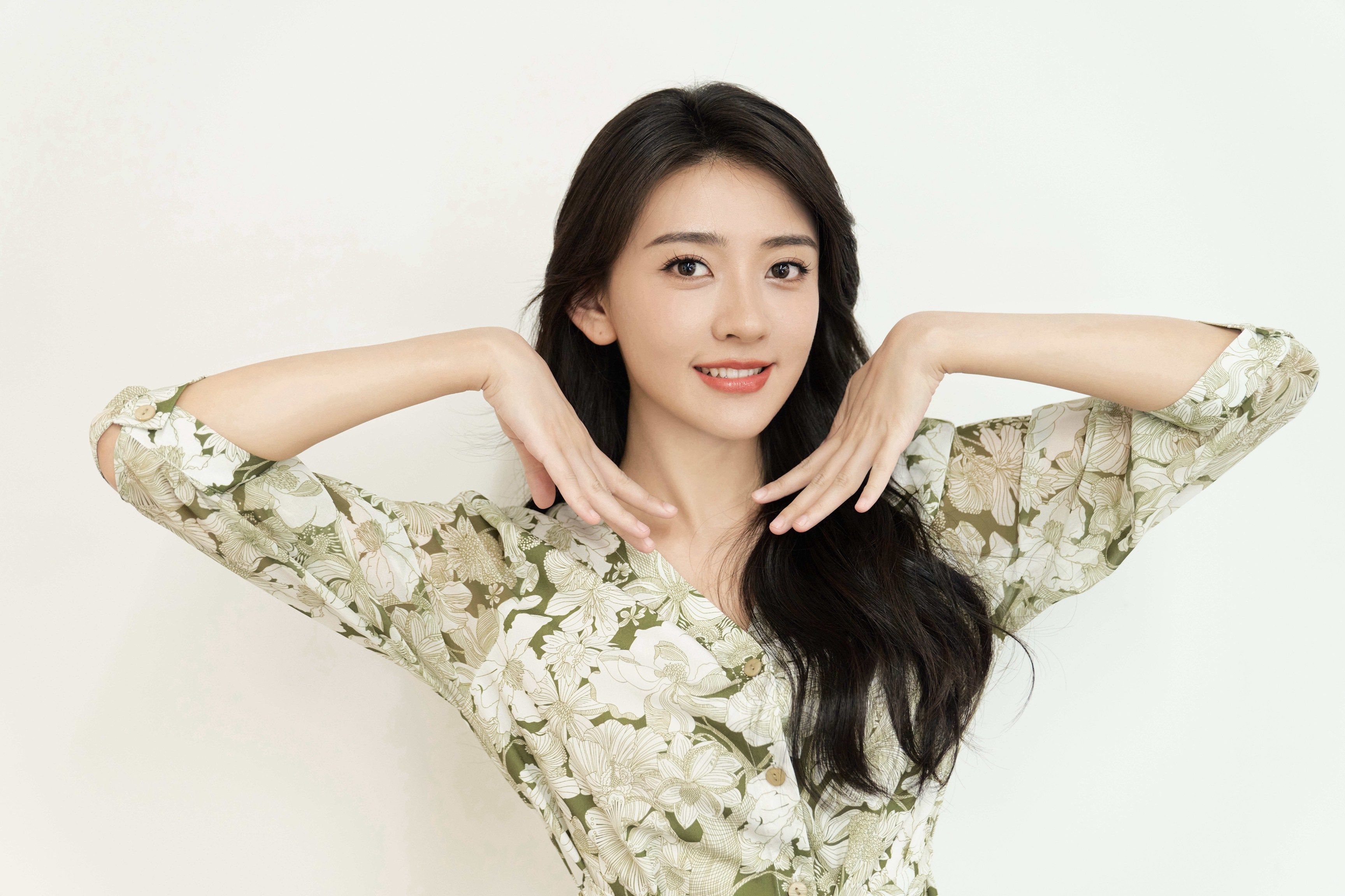 梁洁草绿云纹连衣裙优雅写真_美得_绿色_网友