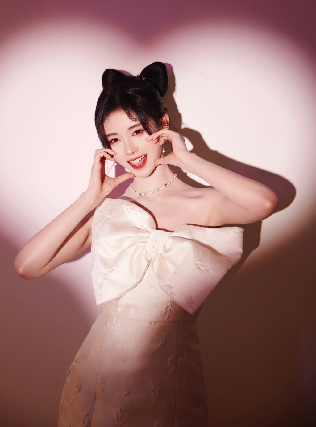 鞠婧祎最新美照曝光一袭白裙温柔可人