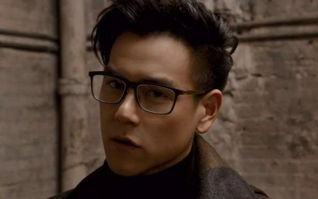 彭于晏只戴长框眼镜修饰长脸