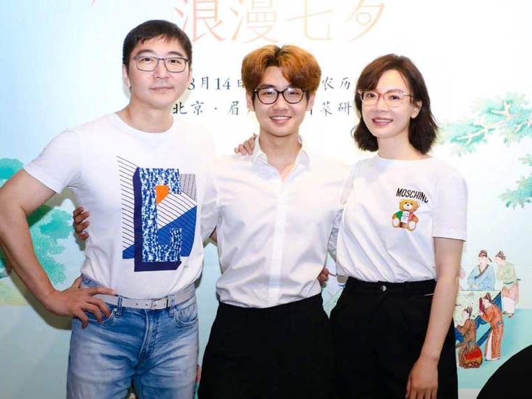 陈数罕晒全家福 与老公甜蜜依偎继子身高抢眼