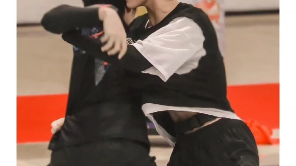 (苏新皓)不愧是你啊苏哥,八块腹肌