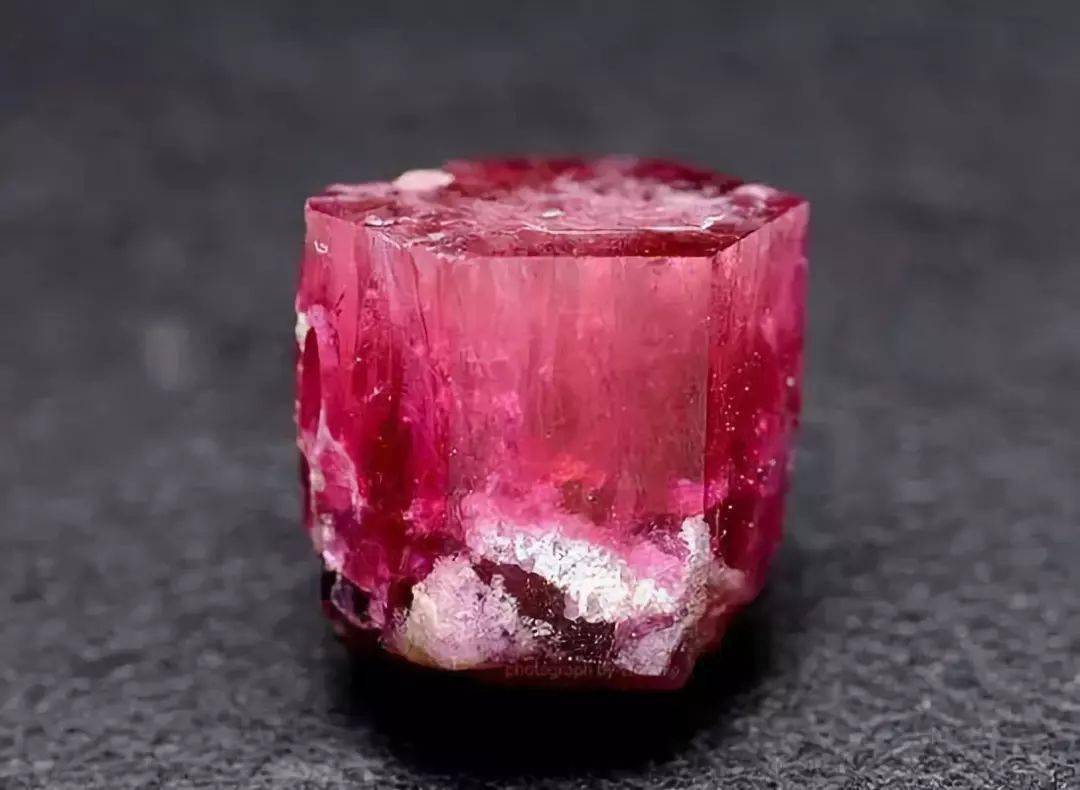 9种比钻石还珍贵的罕见宝石_开采_红色_世界