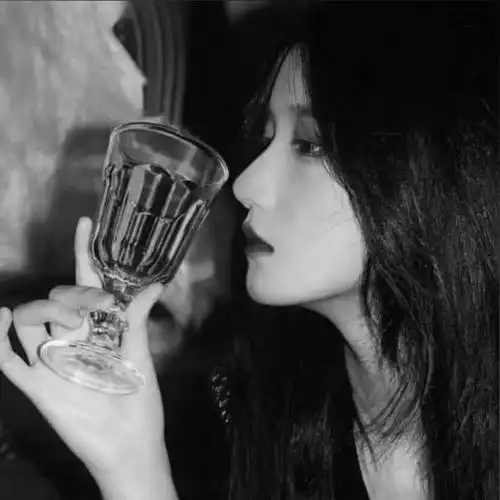 高冷范黑白女生头像