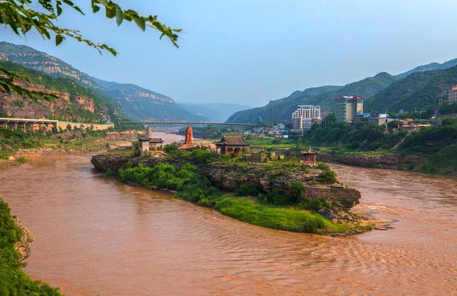 陕西宜川:汛期黄河中的孟门山