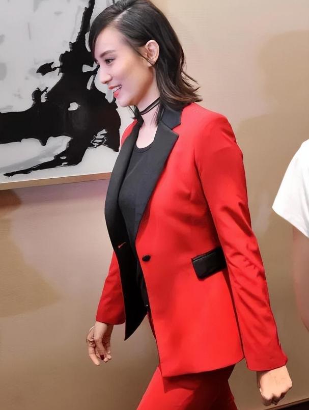 宋佳性感红装内搭半透衫,婀娜多姿吸睛夺目!