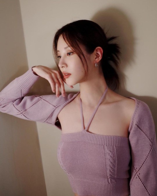 少女时代成员徐贤发照穿吊带展成熟优雅魅力