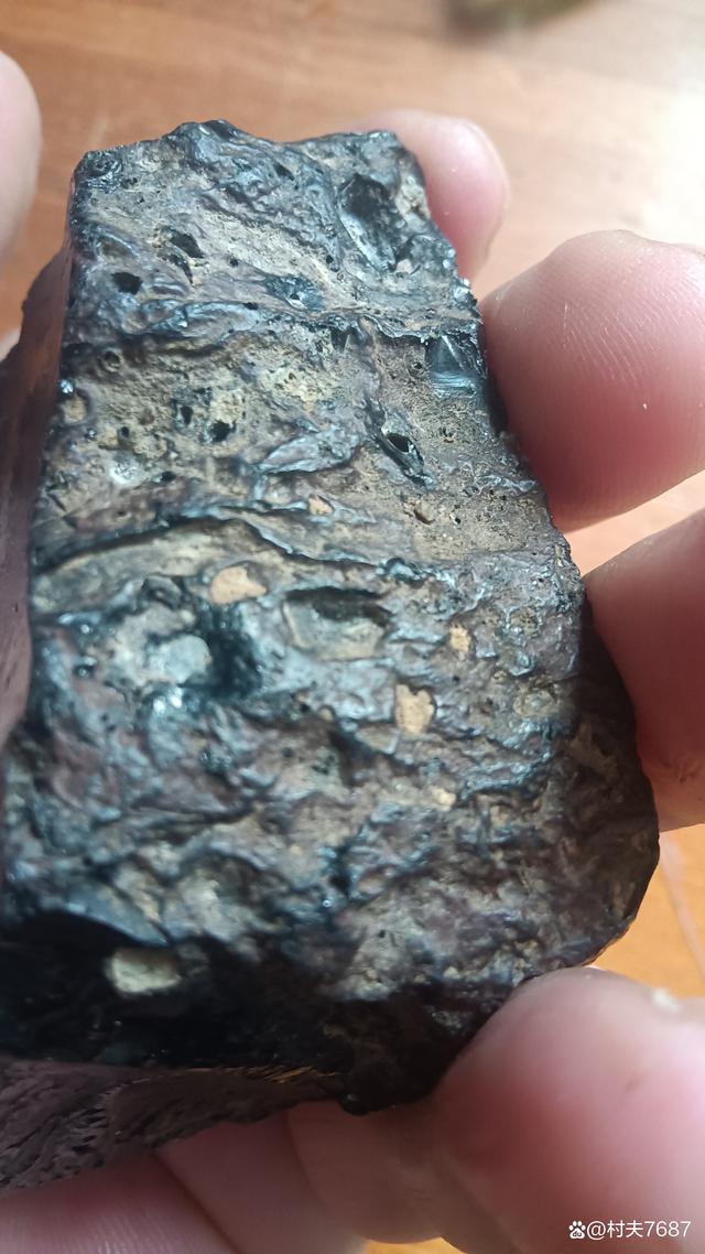 玻璃陨石外形呈不规形状,真正的玻璃璃陨石长啥样子?