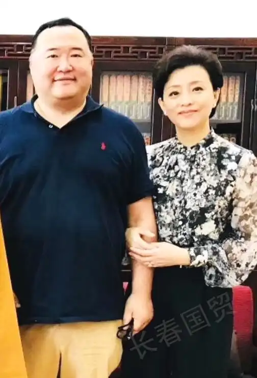 杨澜和老公亲密合影近照曝光 两人相识十个月闪婚