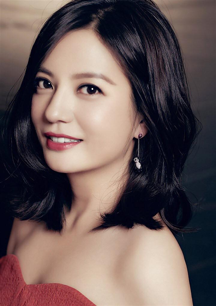 赵薇在大学校园时旧照,清纯模样像一张白纸,素颜同样超美