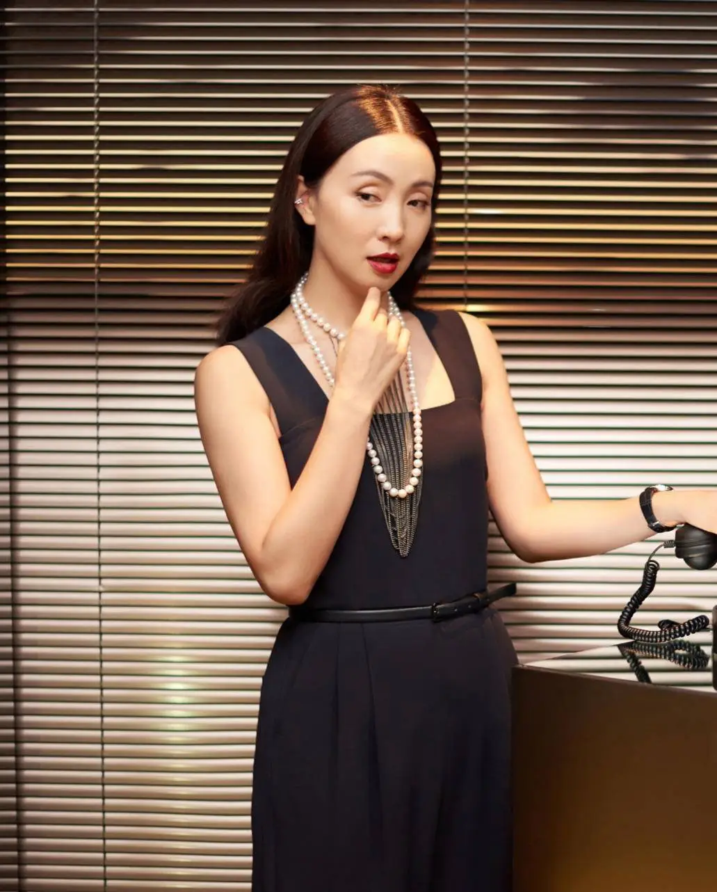 陶虹得罪造型师了?西装裤暴露胯大缺陷,女神居然穿出"大妈臀"