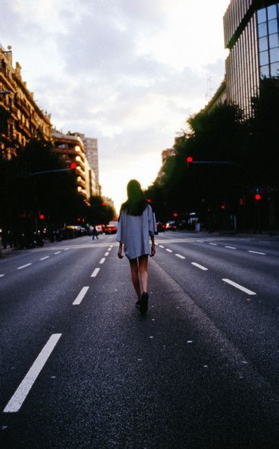 壁纸 女生 意境 背影 街头