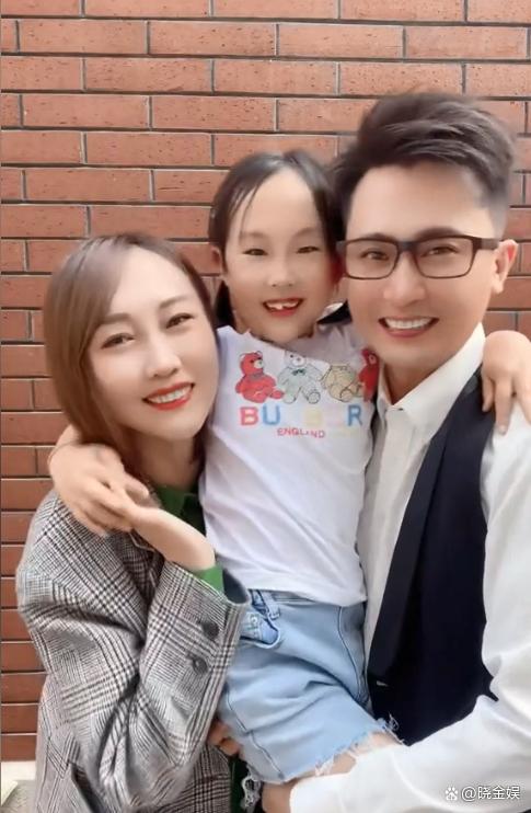 杨帆:婚庆十周年,时光对比图引网友集体热议"老婆有点配不上"_李松奇