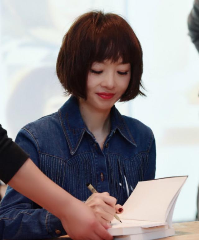 知名主持陈鲁豫现身意大利,瘦成排骨胸筷子腿,曾表态从不吃主食